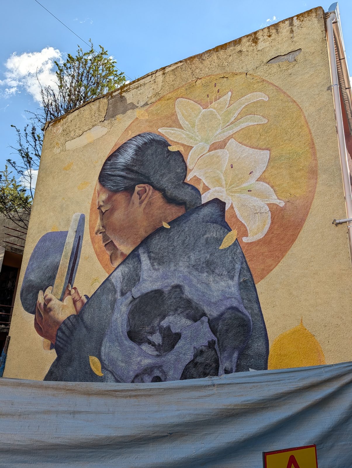 A chola with lilies.