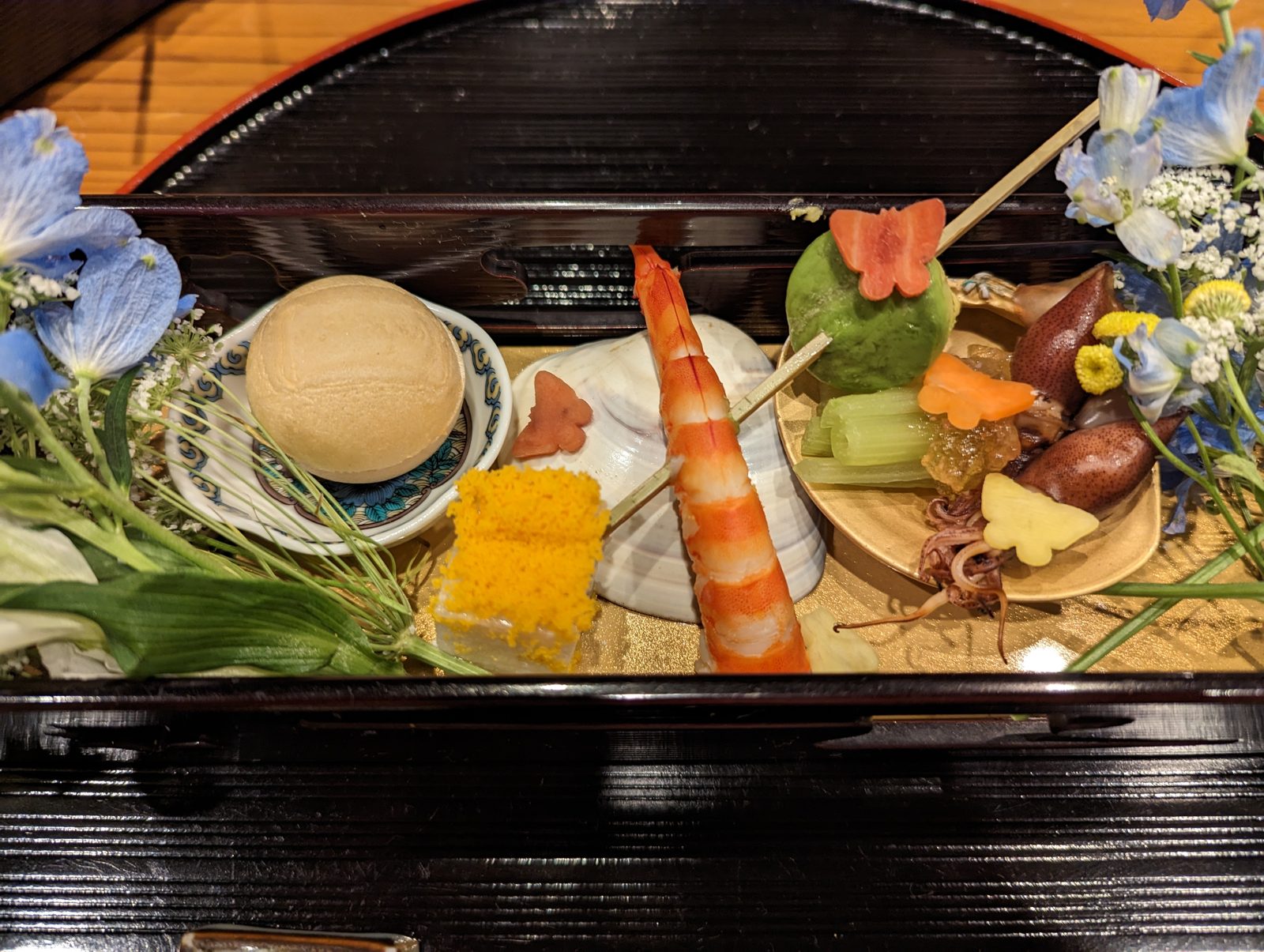The hassun: a dozen small things in a lacquer box, with flowers.