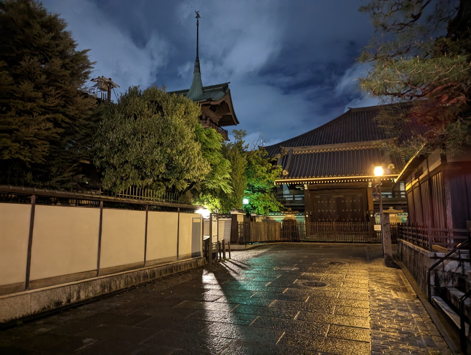 Higashiyama at night, nobody on the street.