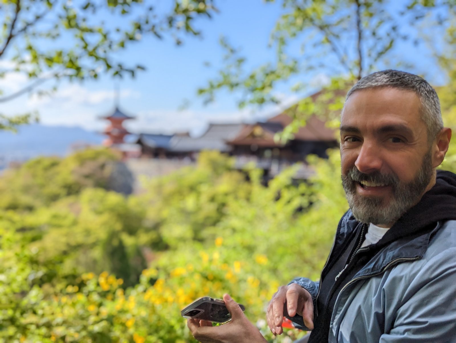 Ari below Kiyomizu-dera, pagoda behind.