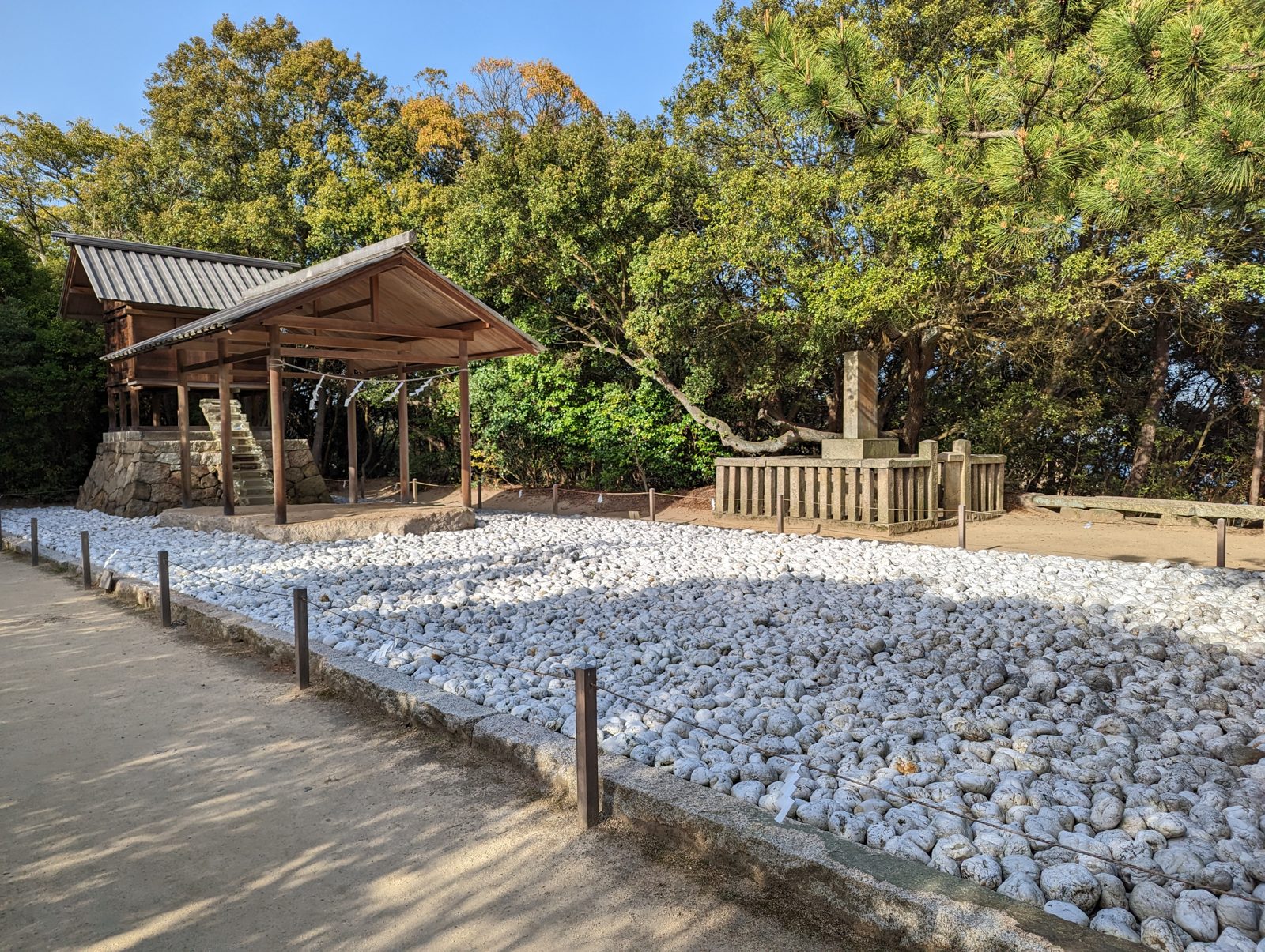 The shrine above, on white stones.