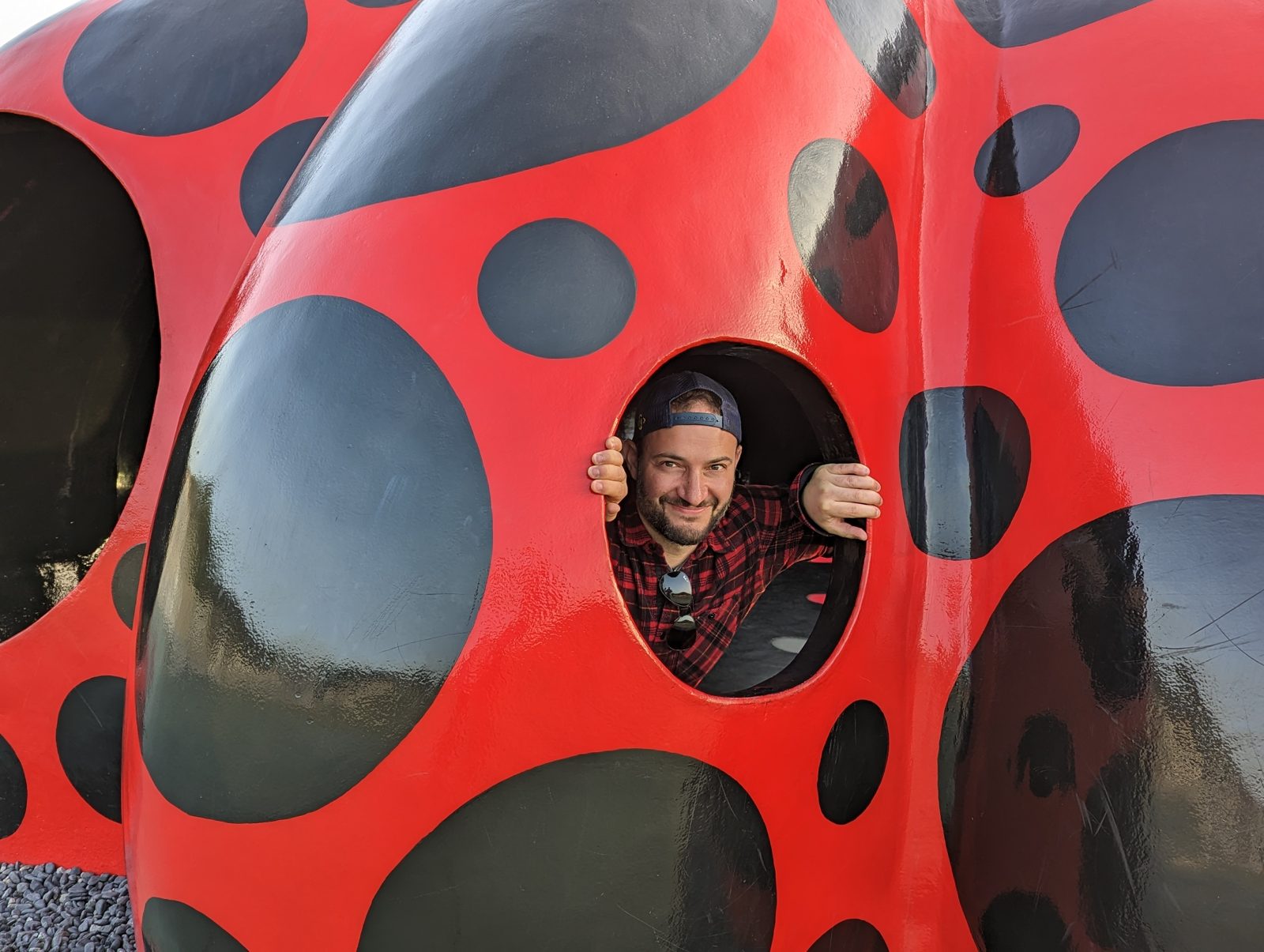Ari inside the red pumpkin, at the port.